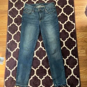 Mid-Rise Frayed-Hem Ankle Jeans